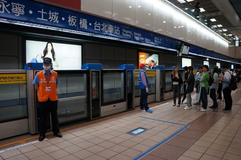 台北地铁加装月台门12年未完工 频传乘客落轨
