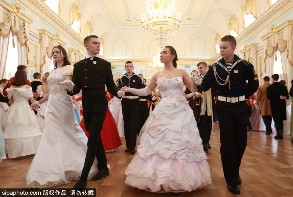 当地时间2017年3月15日，俄罗斯圣彼得堡，圣彼得堡年轻人在康斯坦丁宫举办复古舞会，重现经典《战争与和平》19世纪场景。