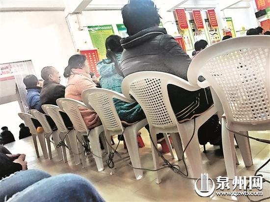 泉州老人沉迷“人体充电” 还想买上万元电疗仪
