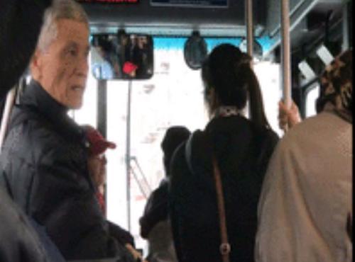 纽约华裔老人公车上遭辱骂抽打 全车的中国人是这么做的...