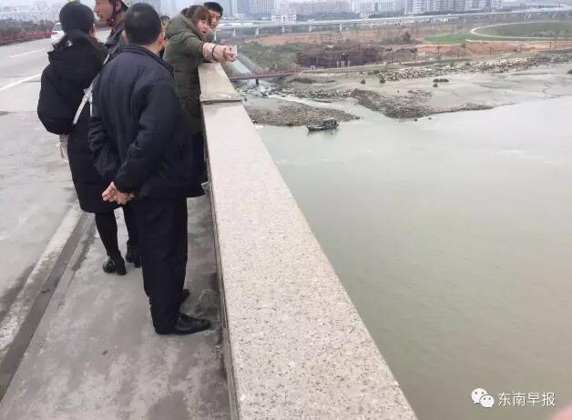 泉州一男子疑跳下刺桐大桥 留下一对子女