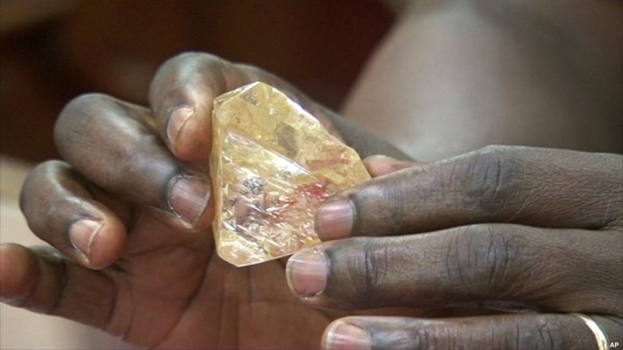 男子发现估值4.25亿元钻石 捐给塞拉利昂国家改善经济