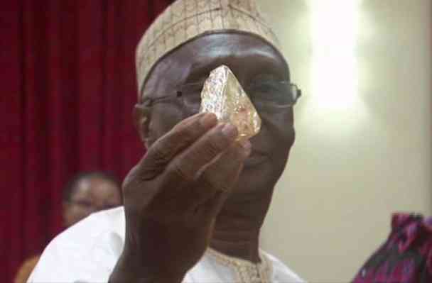 男子发现估值4.25亿元钻石 捐给塞拉利昂国家改善经济