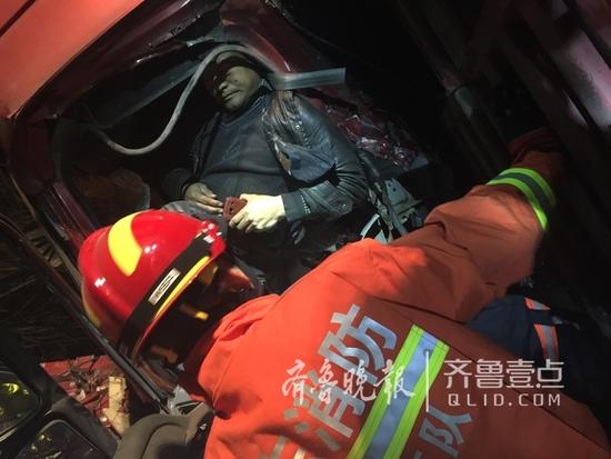 济南国道三辆大货车追尾 后车一人被困一人死亡