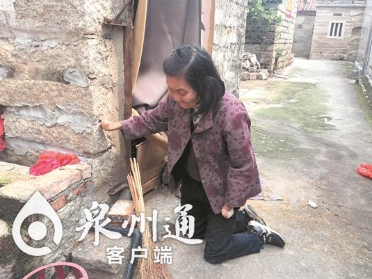 泉州82岁阿婆跪行70年 12岁失去双手双脚