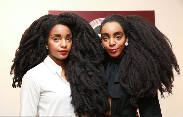 　　西普里亚纳•库安（Cipriana Quann）和TK奇迹（TK Wonder）是一对黑人双胞胎姐妹花模特，和许多模特不同的是，她们保持着自然的非洲式蓬松发型，并未对其做任何烫染，是时尚界独具特色的偶像。在近期的媒体采访和发布的博客中，她们积极呼吁女性正视自己的自然发质，不要因为别人的偏见而苦恼。