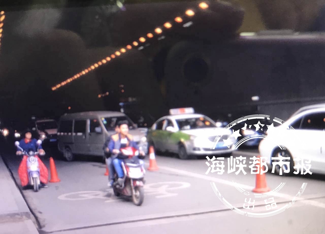 福州三环金鸡山隧道口 父子骑电动车赶工与大巴相撞 一死一伤！