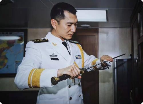 海军首次授剑仪式引关注 船舶制造概念“亮剑”？