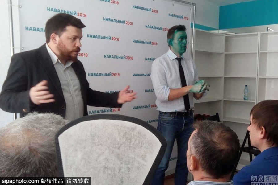 俄总统竞选人阿列克谢·纳瓦尔尼遭泼绿色液体后微笑 纳瓦尔尼简介