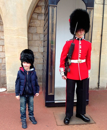 英6岁男童乔治•梅林致信女王欲当皇室卫兵 女王回信称很高兴