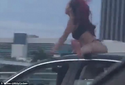 惊呆！美国比基尼女子高速公路上坐车顶跳甩臀舞