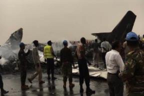 载44人飞机在南苏丹机场坠毁
