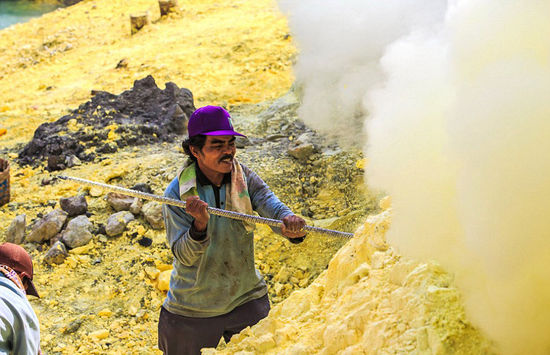 印尼矿工火山口采硫磺 毒气肆虐随时有生命危险(高清组图)