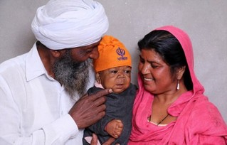 身形似半岁婴儿 这个印度21岁男子当地人奉为神