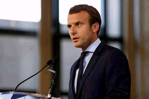 马克龙24岁加入法国社会党，年仅30岁便加入了萨科齐政府，曾是现任总统奥朗德的经济顾问团队一员，2014年37岁的他被任命为法国经济部长。