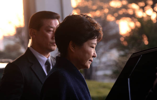 2017年3月22日报道，韩国前总统朴槿惠遭弹劾下台后，21日上午到首尔中央地方检察厅首度以疑犯身份接受闭门调查。调查于当地时间21日上午9时35分开始，21日晚上11时40分结束，耗时14个小时。然而确认审讯纪录过程漫长，至当地时间22日早上6时55分，朴槿惠才离检察厅，返回寓所，整个过程共超过21小时，此时天已大亮。