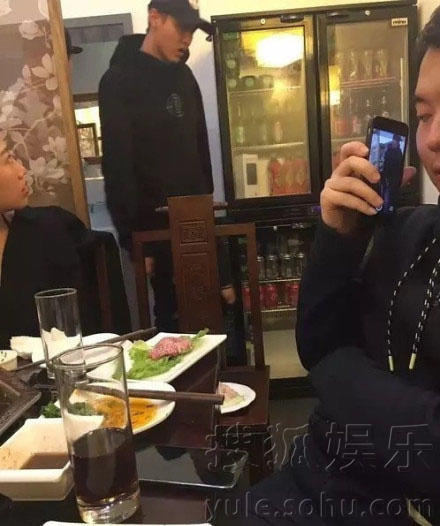 网友偶遇吴亦凡 假装拿手机偷拍的表情亮了
