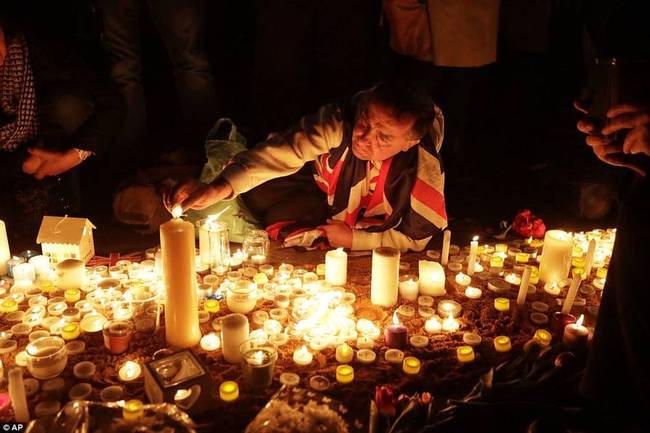 伦敦恐袭最新报道 伦敦数千人为恐袭遇难者烛光守夜(组图)