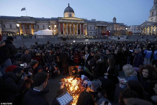 伦敦恐袭最新报道 伦敦数千人为恐袭遇难者烛光守夜(组图)
