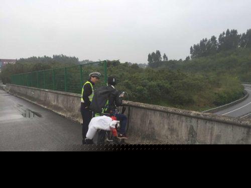高速路能骑车？ 小伙高速走单骑欲跨五省回西安被交警截下