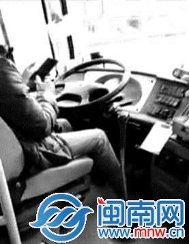 开车还抢红包 中巴司机“秀车技”女乘客一路心惊肉跳
