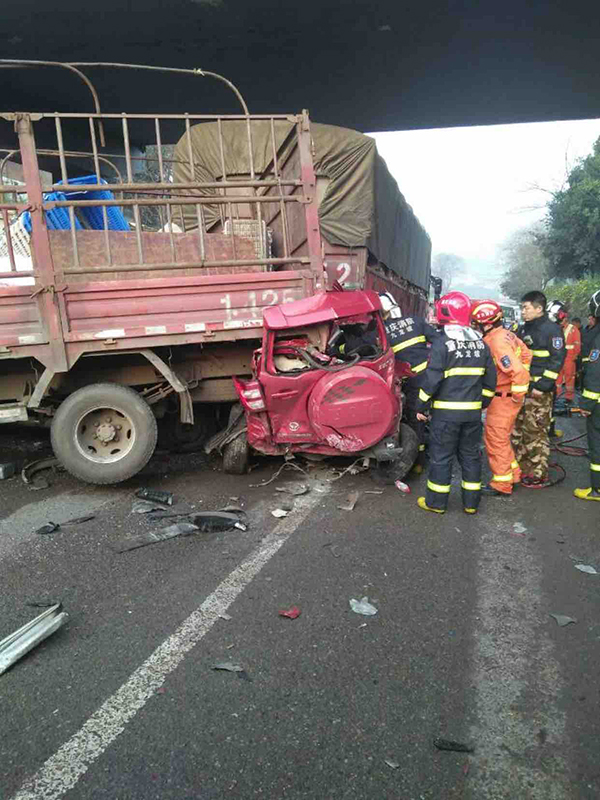 重庆一隧道内22车连撞致8伤，交警：系货车驾驶员操作不当