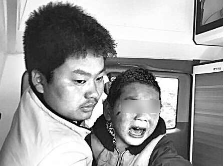 民房起火7岁男孩被困 路过小伙冲入火海救人