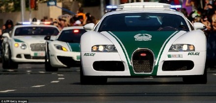 迪拜警方又买警车了 号称世界上最快的警车 迪拜警车壕气亮相