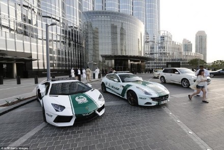 迪拜警方又买警车了 号称世界上最快的警车 迪拜警车壕气亮相