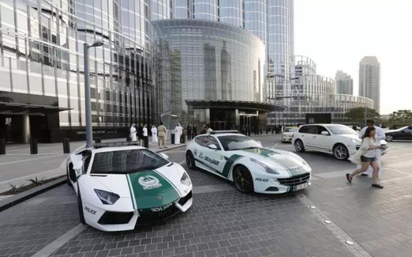 迪拜警方布加迪威龙警车亮相 迪拜豪华警车全收录（2）