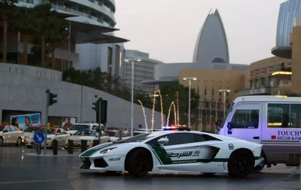迪拜警方布加迪威龙警车亮相 迪拜豪华警车全收录