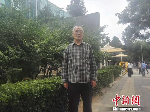一审时，季承(左)在法庭上。北京一中院供图