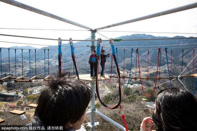 日本在370米悬崖上建吊桥 游客纷纷体验“作死”（2）