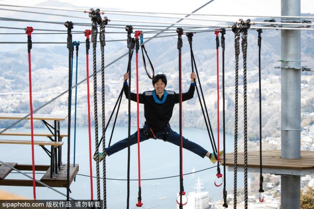 日本在370米悬崖上建吊桥 游客纷纷体验“作死”