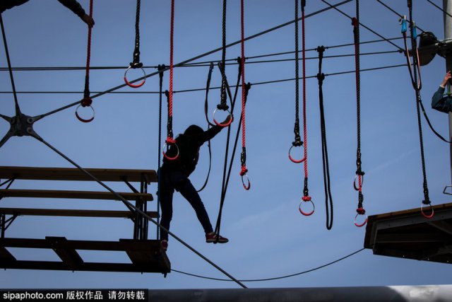 日本在370米悬崖上建吊桥 游客纷纷体验“作死”