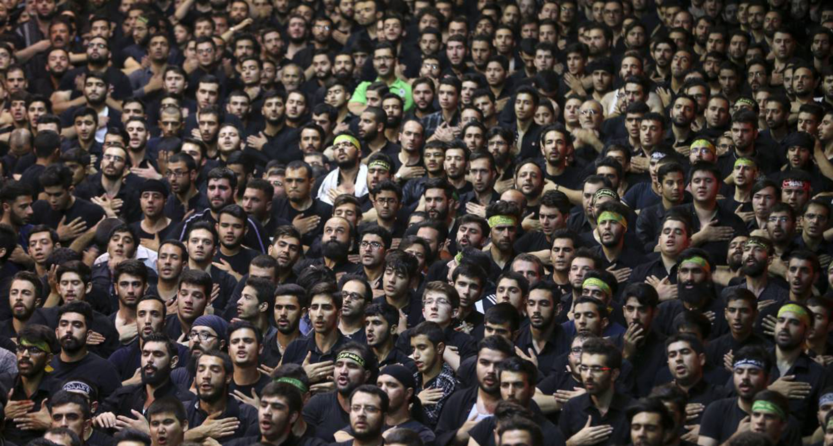 伊朗球迷不呐喊不欢呼只做这件事 阿扎迪体育场变成了宗教场所