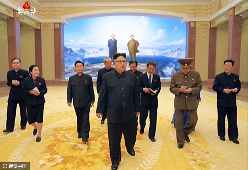 金正恩最新信息 金正恩视察革命博物馆 拥抱98岁朝鲜女抗日战士