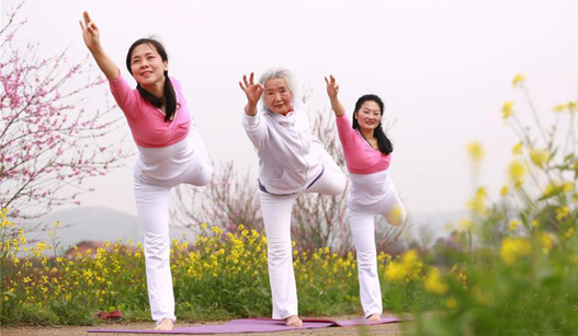 湖北75岁老太练习瑜伽14年 创老年瑜伽班