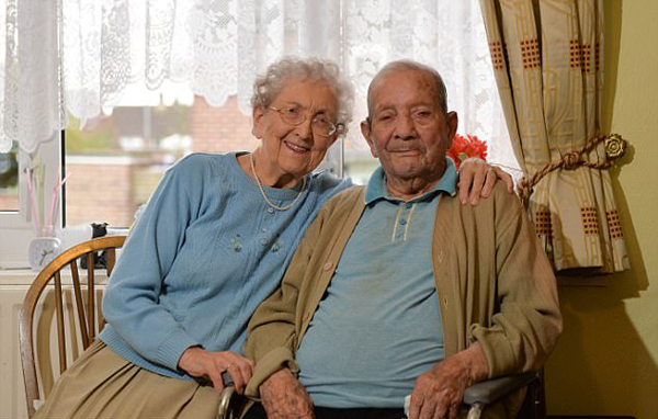 英国夫妇分享77年婚姻秘诀：每天有热饭多交谈