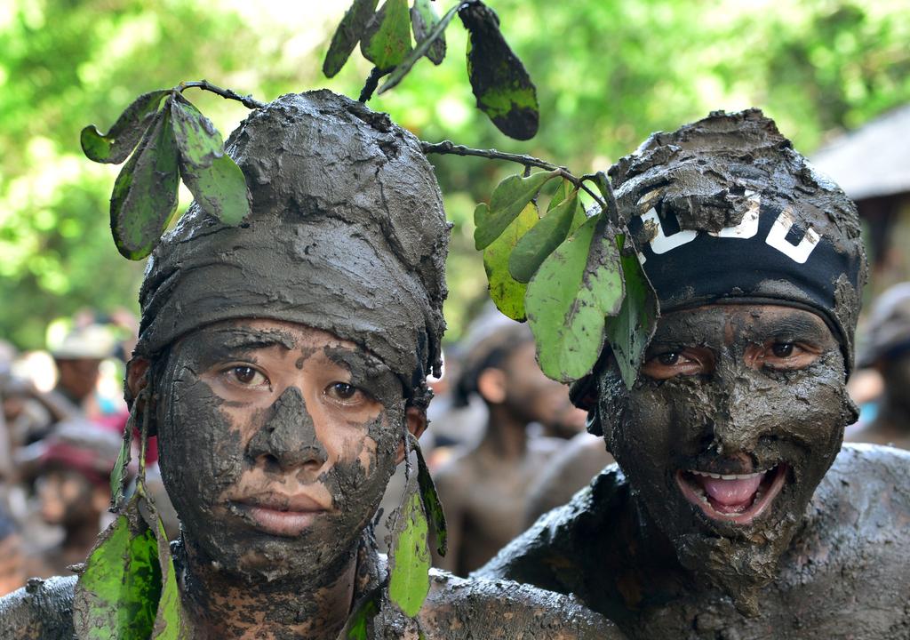 男女老少同玩泥巴?不!这是印尼小村在庆祝节日 