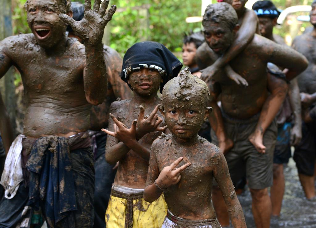 男女老少同玩泥巴?不!这是印尼小村在庆祝节日 