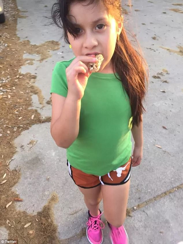 萌！美国8岁胖女孩跑步减肥 途中忍不住偷吃零食