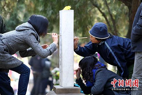 3月28日，清明节前最后一个周末，北京迎来今年首个祭扫高峰。 中新网记者 金硕 摄