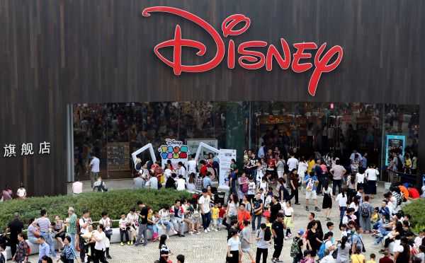 资料图片：上海陆家嘴的迪士尼旗舰店前人头攒动。 新华社记者 刘颖 摄