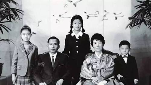 朴槿惠童年时与家人的照片