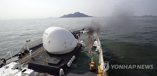 资料图：韩海警对中国渔船执法首次使用机枪射击。