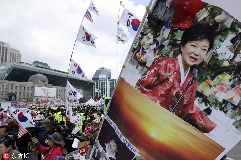 当地时间2017年4月1日，韩国首尔，韩国前总统朴槿惠支持者集会示威，抗议总统弹劾案并声称弹劾无效。（图片来源：东方IC）