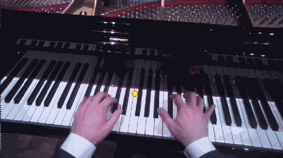 这眼镜能检测钢琴家演奏时看哪 居然不看谱？