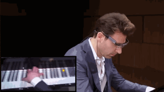 这眼镜能检测钢琴家演奏时看哪 居然不看谱？