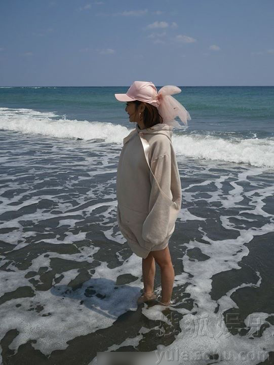蔡依林海边踏浪 带粉红鸭舌帽秀美腿